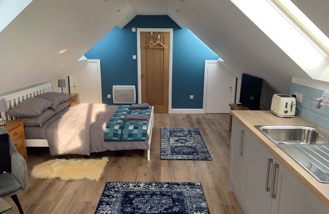 Farmhouse Loft Studio in rural location with parking
