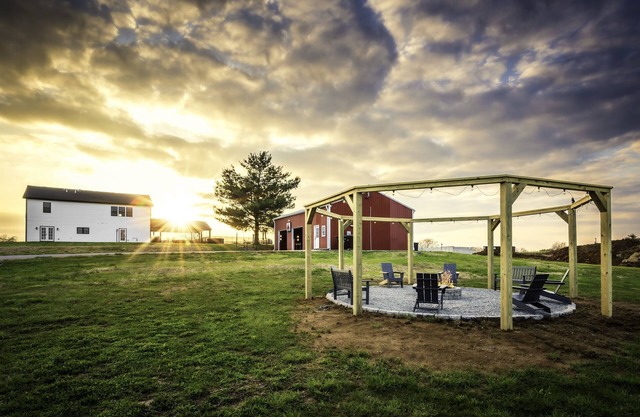 Farmhouse Luxury! 10 Min to Distilleries! Pool! Hot Tub! Quiet 7+Acres!