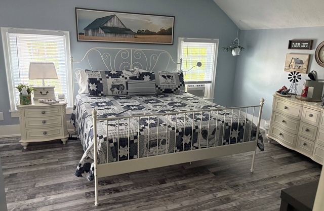 Farmhouse Room - Michael Lynn Winery and Brewery