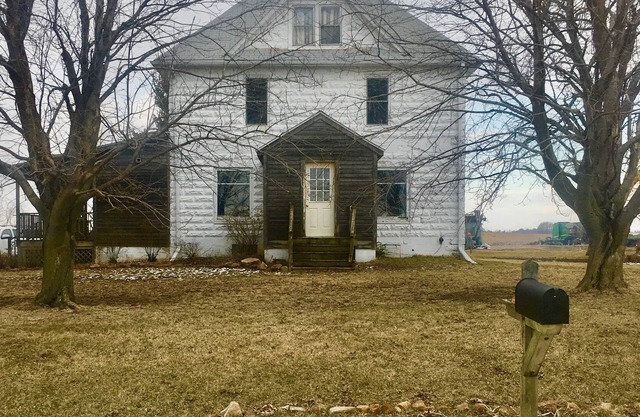 Farmhouse stay the Driftless way 3 mi from VRQ: walking trails, yoga room, views