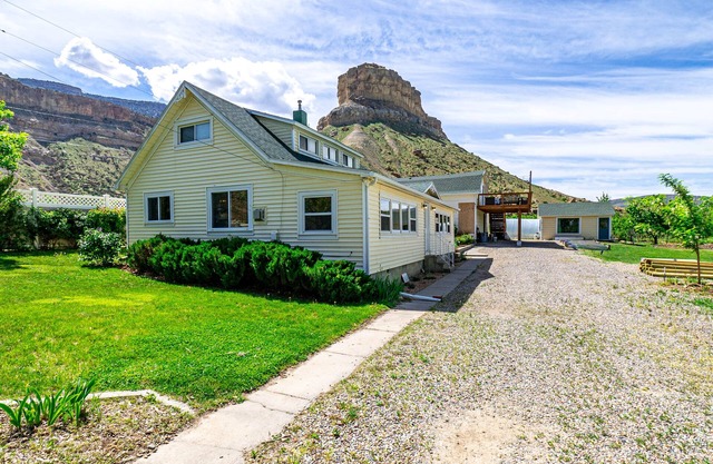 Farmhouse surrounded by peaches w/patio, spa & goats