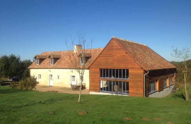 Farmhouse with reception room on the edge of a forest near the Le Mans racetrack