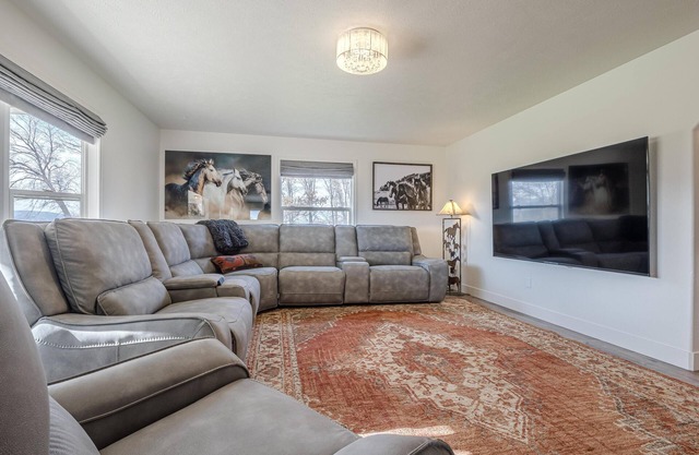 Farmstead III: Monument Views, 85" Smart TV, Outdoor Fire Pit & more!