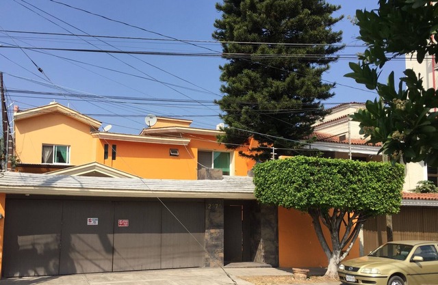 Faro Expo GDL for 12 pp near Plaza del Sol. Pet friendly. Steps from the expo.