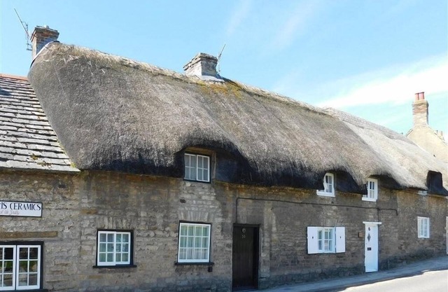 FARRIER'S LODGE, romantic, with a garden in Corfe Castle