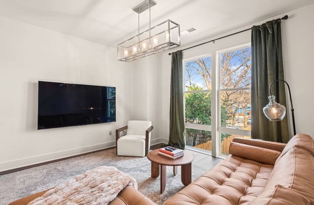 Fast Wifi|Downtown EAV| EAV Retreat