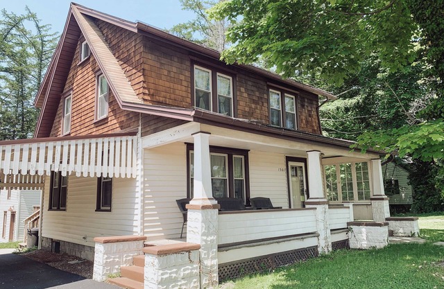Faxon Family Craftsman 3-bedroom house in Williamsport with AC, WiFi