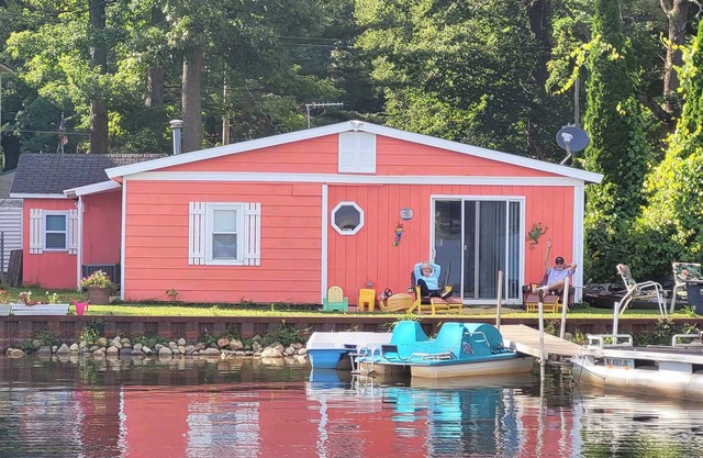 Feel right at home! Traditional family cabin feel with a clean modern base.
