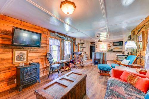 Fenced Yard Quaint Cabin Near Lake Texoma!