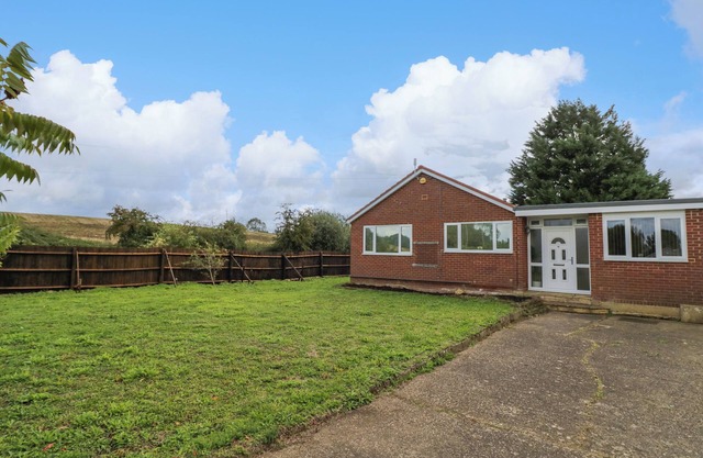 FENNY MARINA COTTAGE, pet friendly, with a garden in Fenny Compton