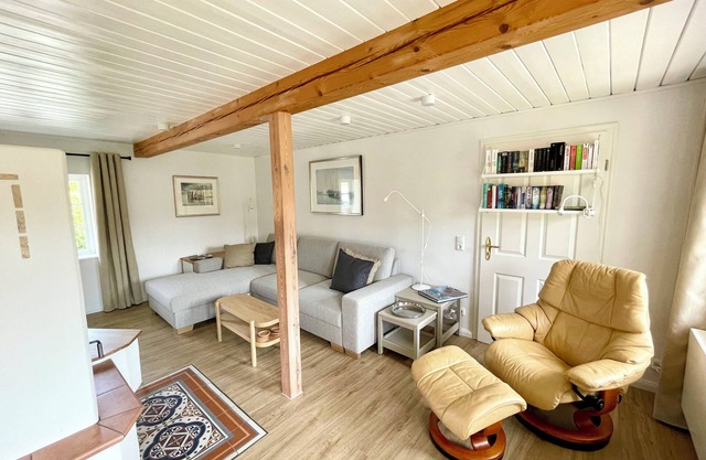 Ferienwohnung Instenhuus. Garten-mitbenutzung auf 1000qm, 3 km vom Strand