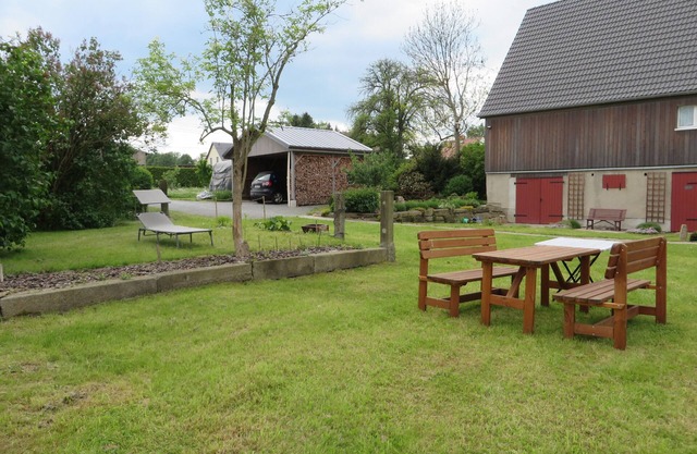 Ferienwohnung im Ehemaligem Bauernhaus mit Großem Wiesengrundstück