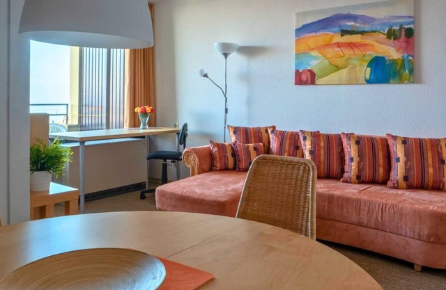 Ferienwohnung Leuchtfeuer, Haus Optimist, App. 5308 2-zimmer-wohnung Über 30 m² bis zu 2 Personen im 2. OG mit Meerblick: Wohnzimmer mit Gemütlicher Sitzgruppe und TV, Schlafzimmer mit Einzelbetten , Küche mit Anschließendem Essplatz, Klei