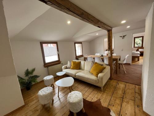 Ferienwohnungen Am Schloss - Monteurzimmer Reuhl