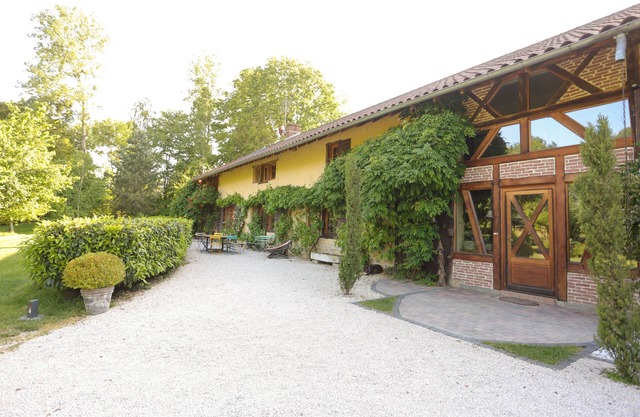 FERME BRESSANE sleeps 12 in the countryside, 5 bedrooms, 4 bathrooms