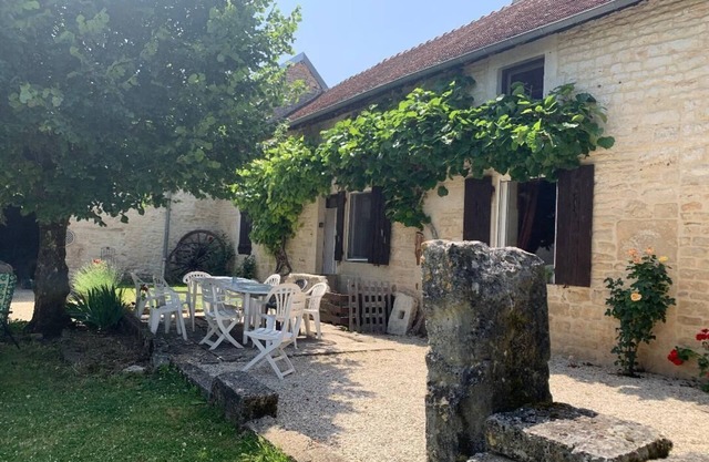 Ferme Familiale Dans UN Village Bourguignon 12 pl