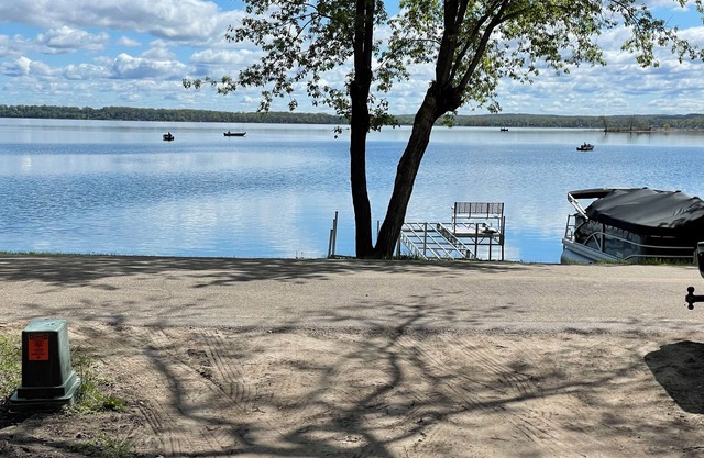 Fern Beach Hideaway Beautiful New Build Lakefront property-Pet Friendly
