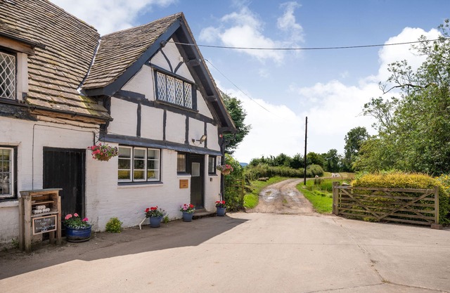 FERN HALL COTTAGE, pet friendly, with a garden in Whitney-On-Wye