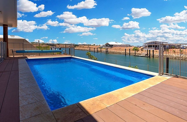 Fern - Loaded with extras like swimming pool, free Wifi and Foxtel.