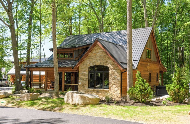Ferndale: New, Lake Access w. Dock Slip, Hot Tub, Dogs OK