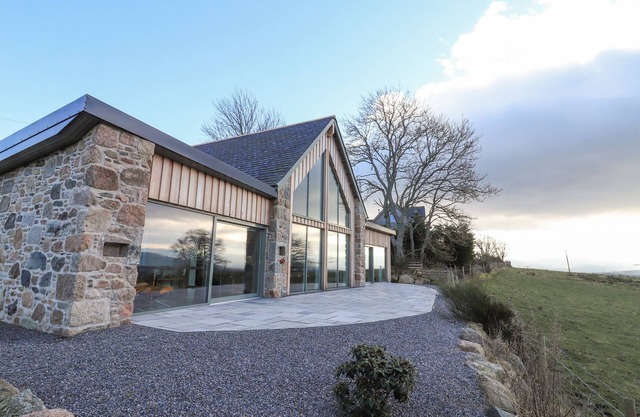 FERNEYTOUN, pet friendly, with open fire in Ballater