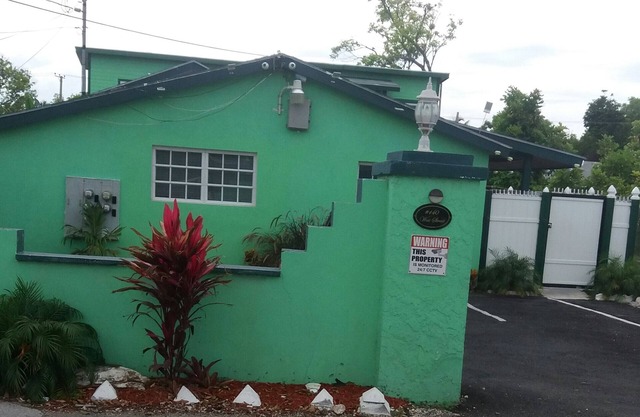 Few mins walk to Downtown, Beach, Fishfry, Major Attractions & near to PI