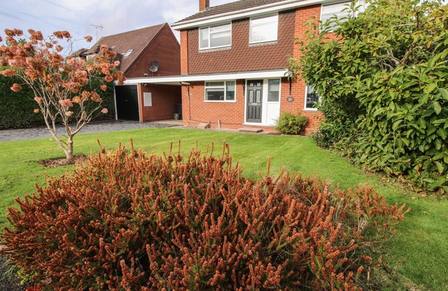 FIELD VIEW, pet friendly, with a garden in Edgmond, Shropshire