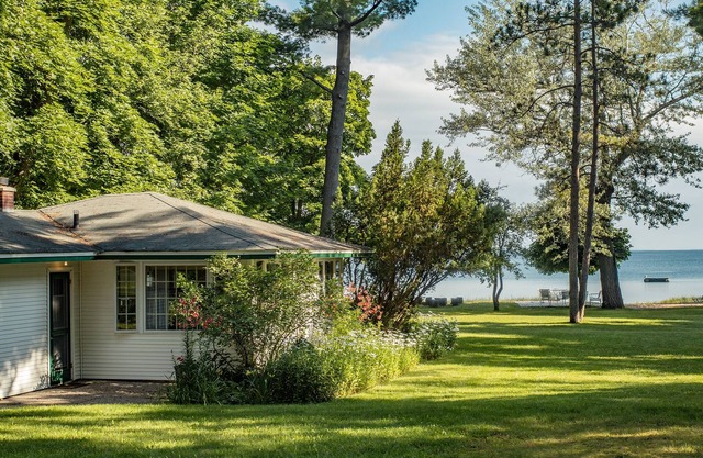Fifteen steps to the beach - 15 minutes to walk to downtown Traverse City!