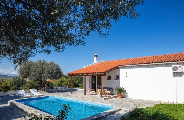 Fig & Olive Villa with private pool in the countryside, 5km from the beach