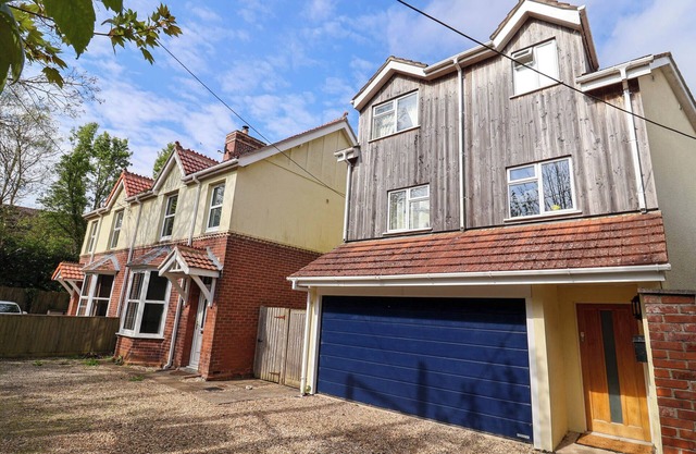 FIG TREE HOUSE, pet friendly, with a garden in Axminster