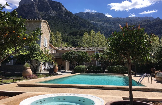 Finca with large pool, jacuzzi, and new fully lit "hybrid" clay tennis court.