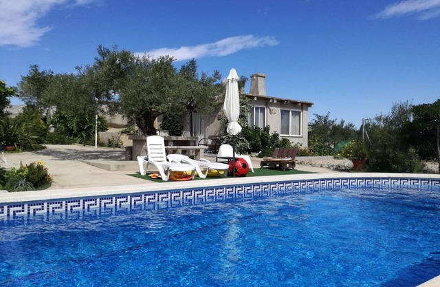 Finca with private pool & mountain views, dogs welcome.