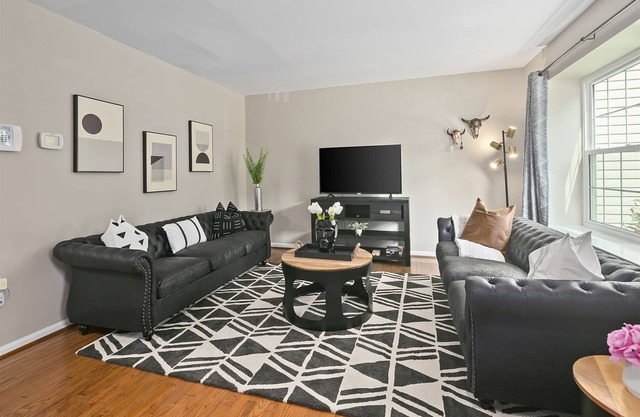 Finchvale: Work-Friendly, Private Yard, Near DC