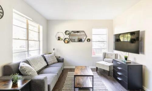 Find Peace at Charming Comfortable Downtown Home