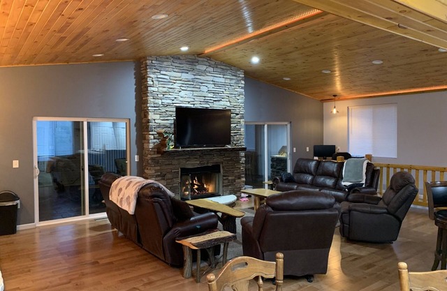 Finnegan RoadHouse - 7 Bedrooms, 5 Bath, on 10 Acres. Ideal for large groups.