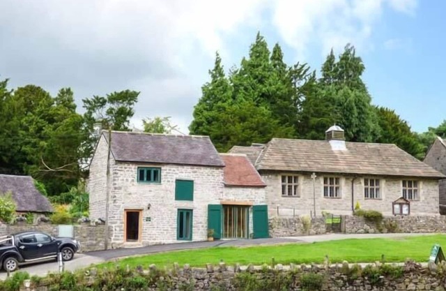 FIRE BRIGADE BARN, pet friendly, luxury holiday cottage in Tissington