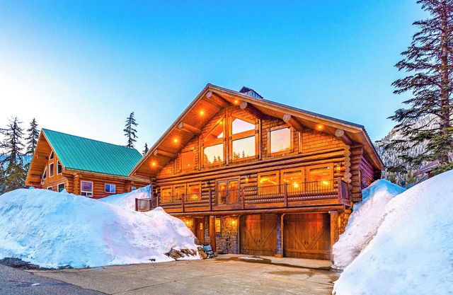 Fire Lodge Premier Family Cabin at Snoqualmie Pass