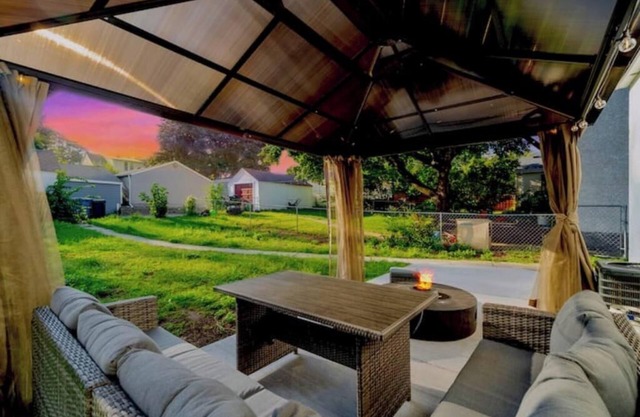 Fire Pit 8 Mins From airport 15 Mins from DT