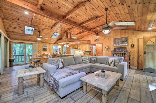 Fire Pit and Grill Cozy Cabin in Lake Toxaway!