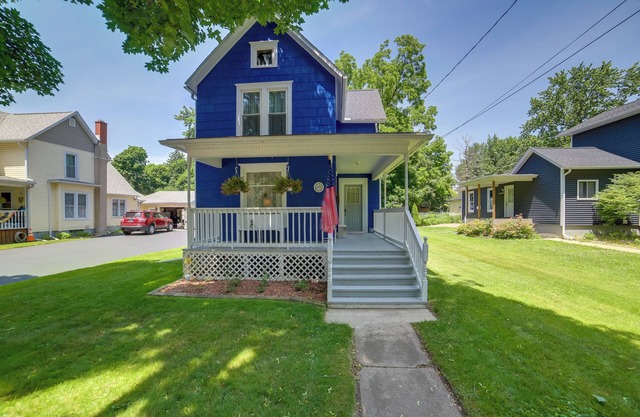 Fire Pit, BBQ & Yard: Family Home in Adrian