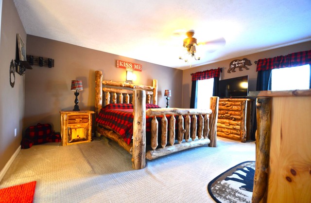Fire Pit/Corn Hole/Shuffleboard/Community Pool/Deck/Pets Welcome!