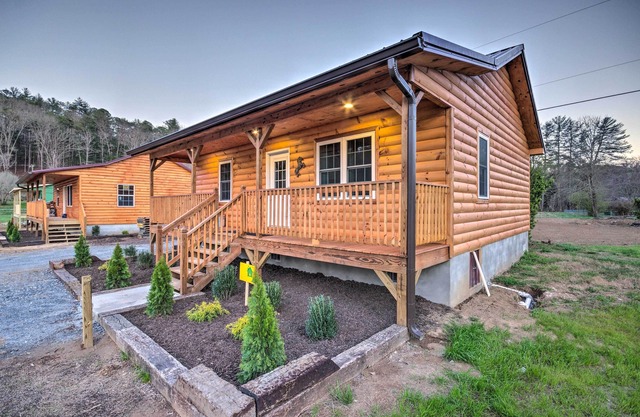 Fire Pit: Cozy Bryson City Cabin on Tuck River