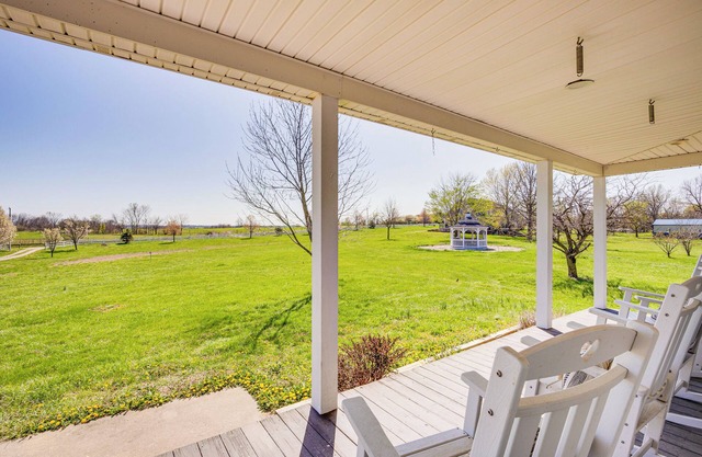 Fire Pit & Gazebo: Rural Warrensburg Getaway!