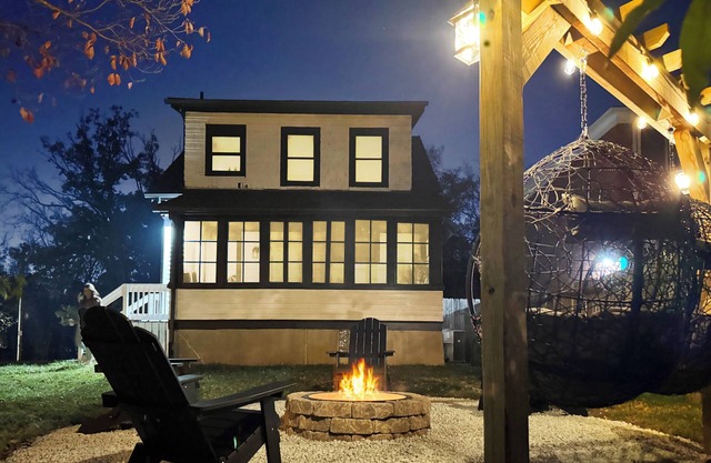 Fire Pit, Sunroom, Hanging Chair, 10mi to city