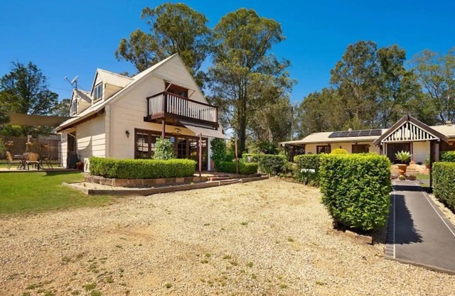 Firefly Resort: House & Cottage on 10 acres. BBQ deck, pool, tennis court, lawns