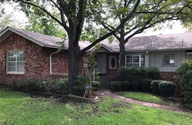 Firepit, BBQ, Deck, Near TCU,Pack & Play, WiFi, Outdoor Dining, sleeps 6