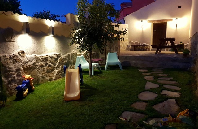 Fireplace, garden, bbc, wifi 1 h from Madrid Entre Acebedas Accommodations