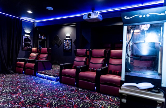 Fireside ~ A New Construction ~Gameroom ~Movie Theatre~2 Living Rooms ~Hot tub