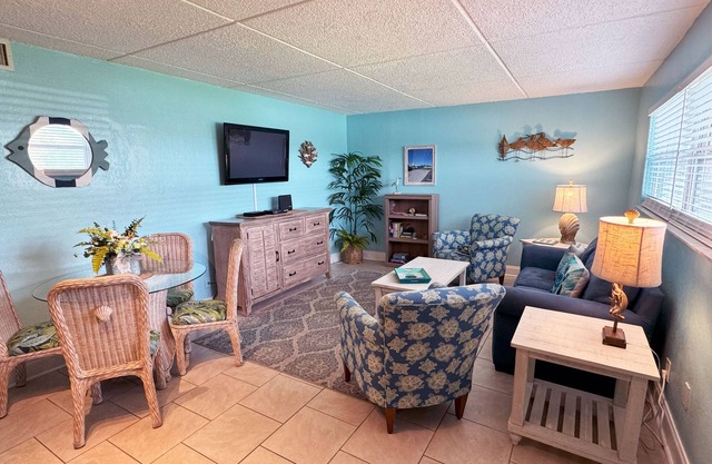 First Floor!1 BR- Steps to the beach, Quiet!