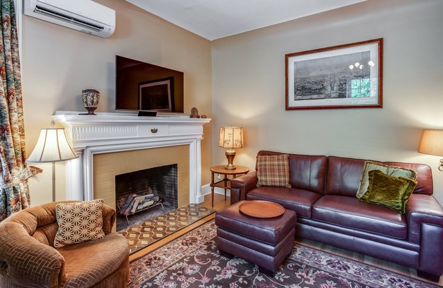First Floor Lovely One Bedroom in 1910 Tudor Home
